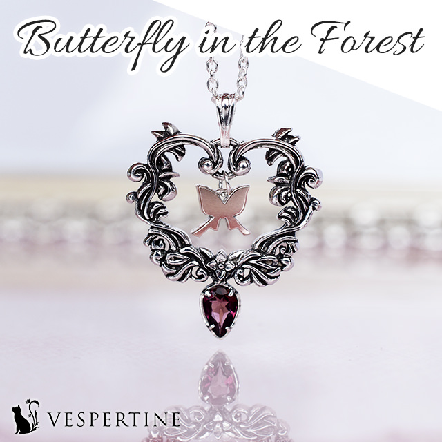 蝶の装飾のネックレス